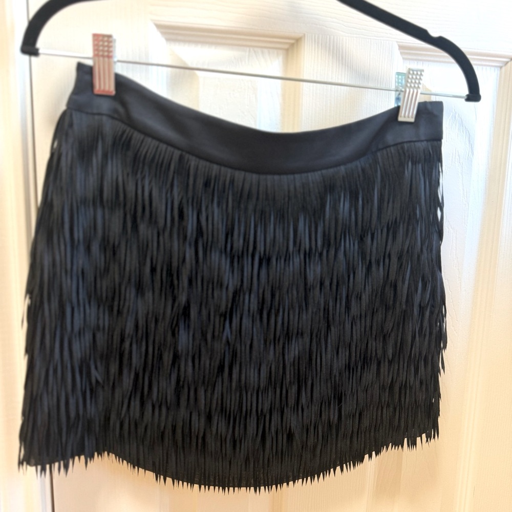 Gorgeous black mini skirt!